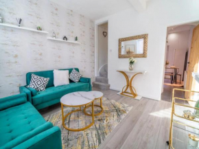 Pass the Keys Elegant Home with free Parking